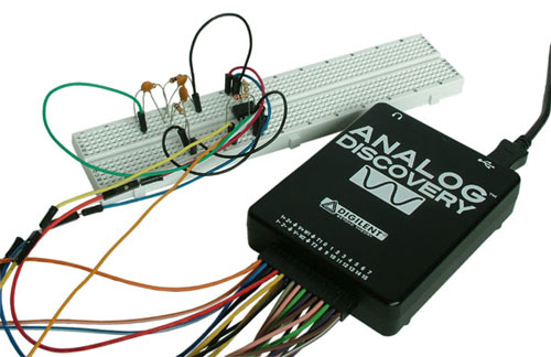 Fot. 1. Układ eksperymentalny zmontowany z elementów zestawu Analog Parts Kit