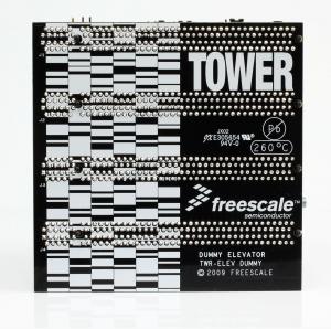 Fot. 3. Jedna z płytek bocznych (elevator) jest
wyposażona w dwa 80-stykowe złącza, umożliwiające dołączania dodatkowych modułów